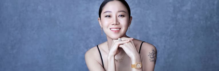 Kong Hyo-Jin matching rose gold diamond earrings with a rose gold diamond necklace