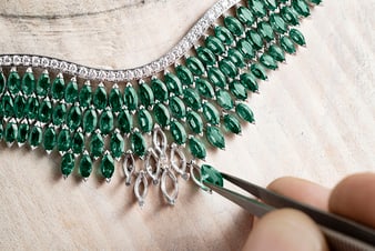 diamantcollier im marquiseschliff vom lächeln einer frau inspiriert
