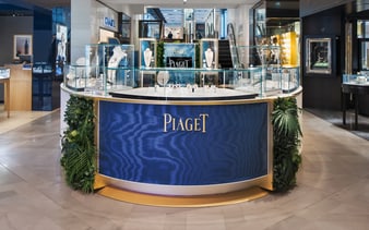 pop up piaget présentant des bijoux en or rose et pierres fines et montres de luxe