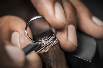 нанесение гравировки на роскошные кольца Piaget
