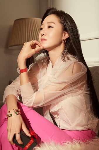 피아제 골드 뱅글 브레이슬릿과 핑크 골드 시계를 착용한 공효진