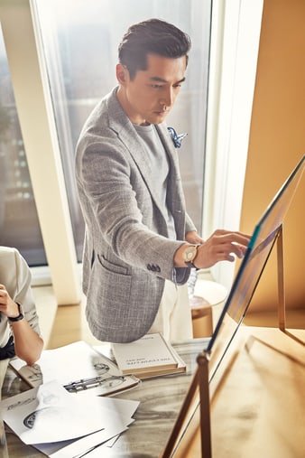 Hu Ge with an Altiplano ultra-thin watch