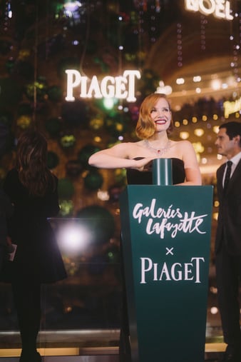 Jessica Chastain porte un collier en or blanc et diamant pour inaugurer le sapin Piaget