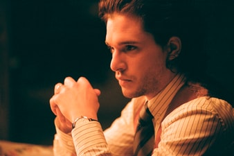 Kit Harington luce un reloj ultraplano Piaget Altiplano de oro rosa