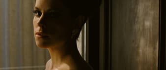 Emily Hampshire luce pendientes Piaget con diamantes de Alta Joyería