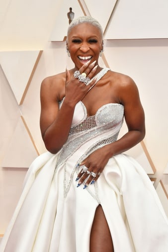 Cynthia Erivo luce pendientes y anillos con diamantes de Alta Joyería en los Óscar 2020