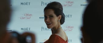 Emily Hampshire luce pendientes Piaget Rosa de Alta Joyería