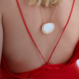 Pendant in rose gold and diamonds set with a white opal